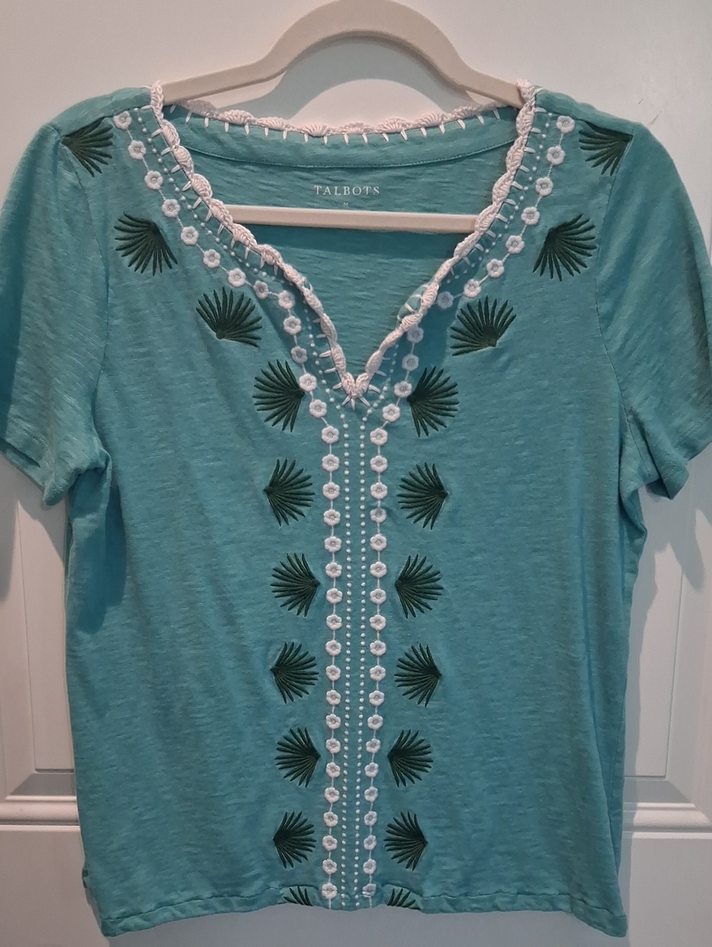 LIKE NEW TALBOTS TROPICAL TEAL COTTON FLORAL & LEAF EMBROIDERED TEE!